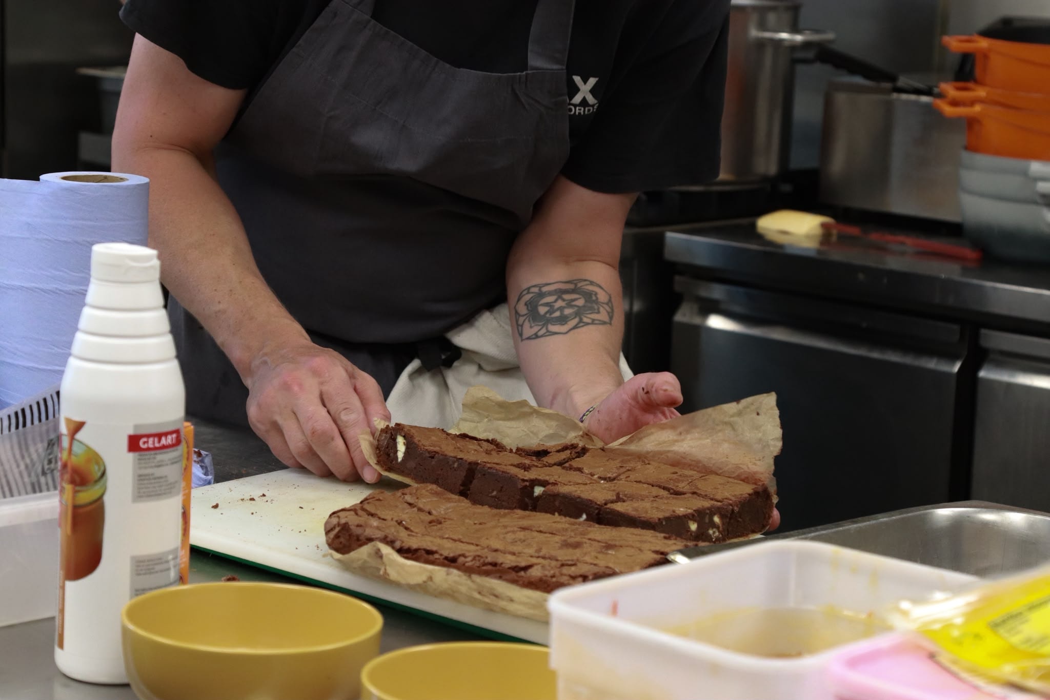 Chef slicing a slab of chocolate brownies for the EKing Foundation event